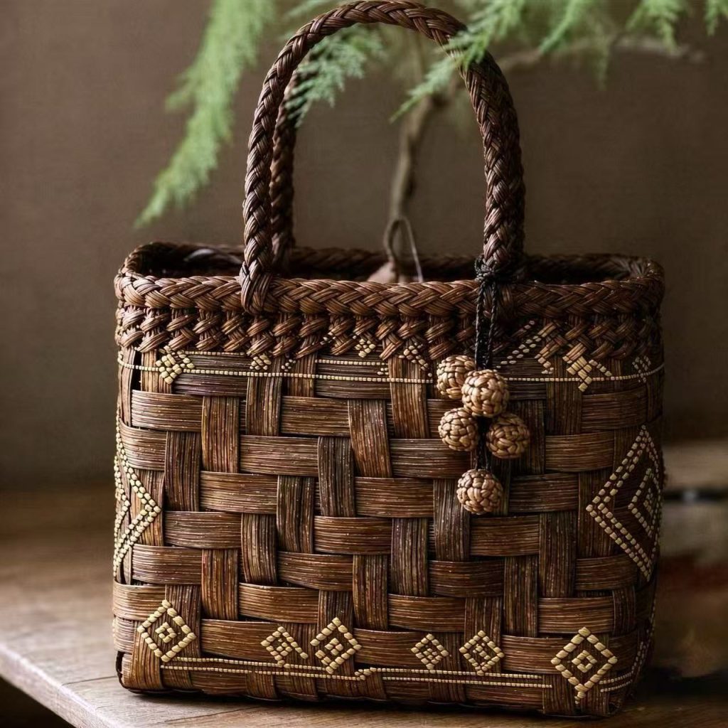 F042/25513 Wild Grape Vine Woven Handbag