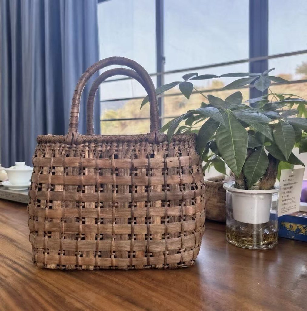 No.13 Wide Strip Wild Grape Vine Woven Tote Bag