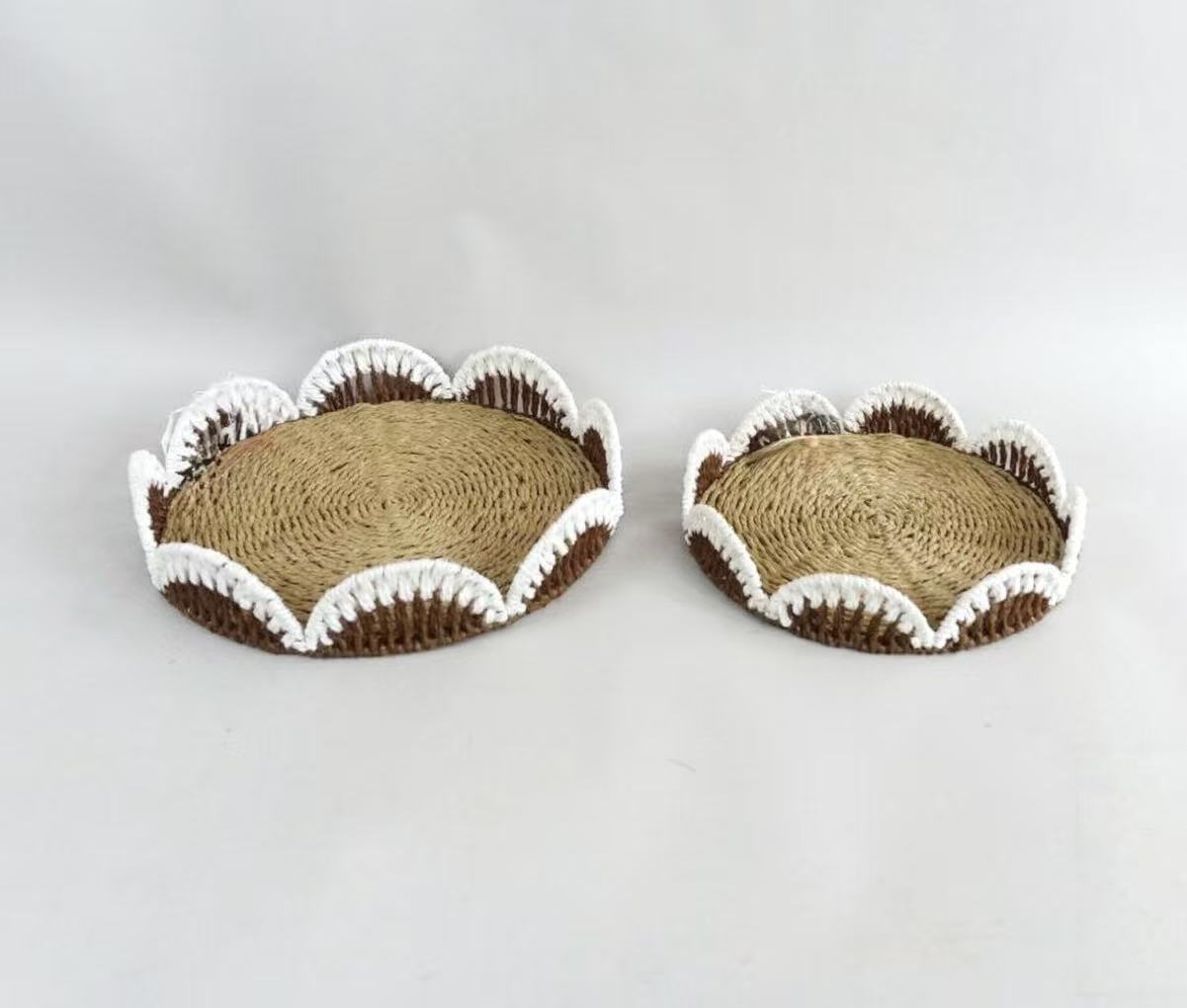 Set of 2 Flower Shape Woven Trays X061W2329A0